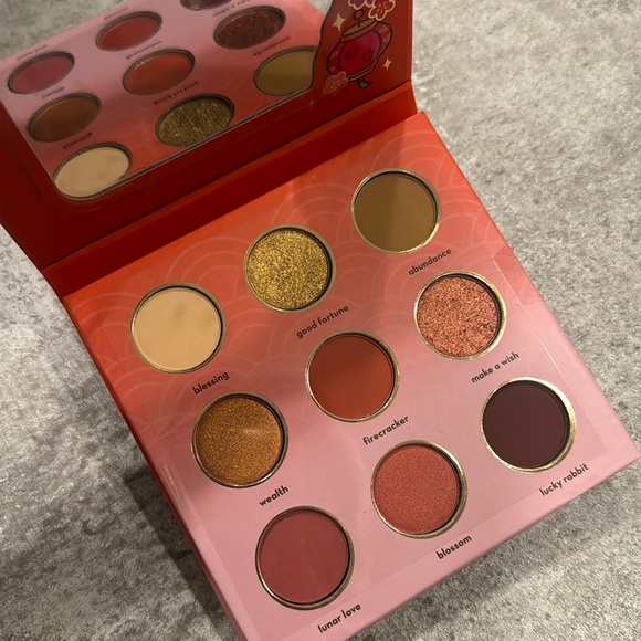 The Creme Shop x Hello Kitty Eyeshadow palette - Picture 4 of 4